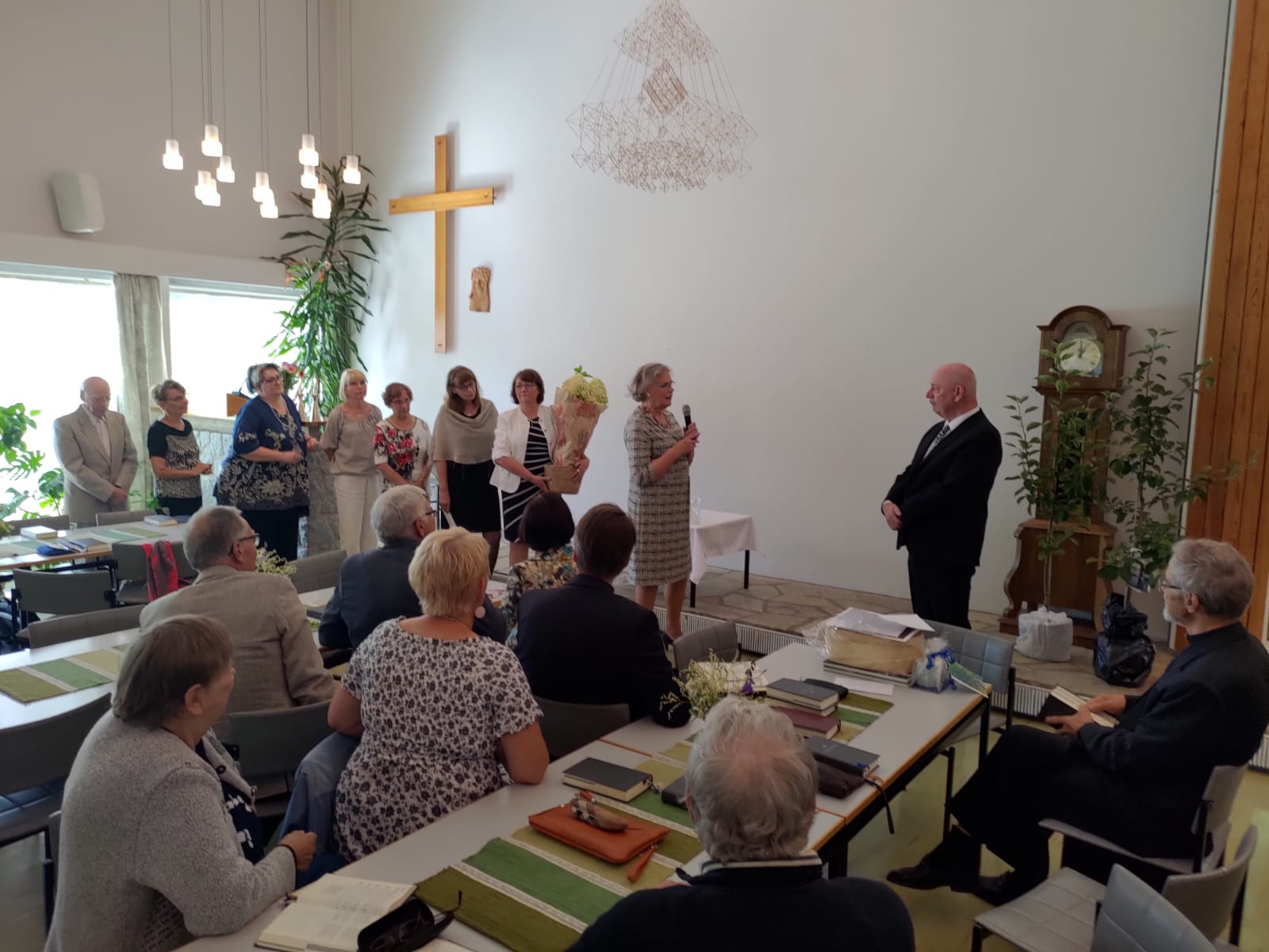 Seurakunnan kirkkokuoro lahjoittaa Pasi Venholle kukkakimpun