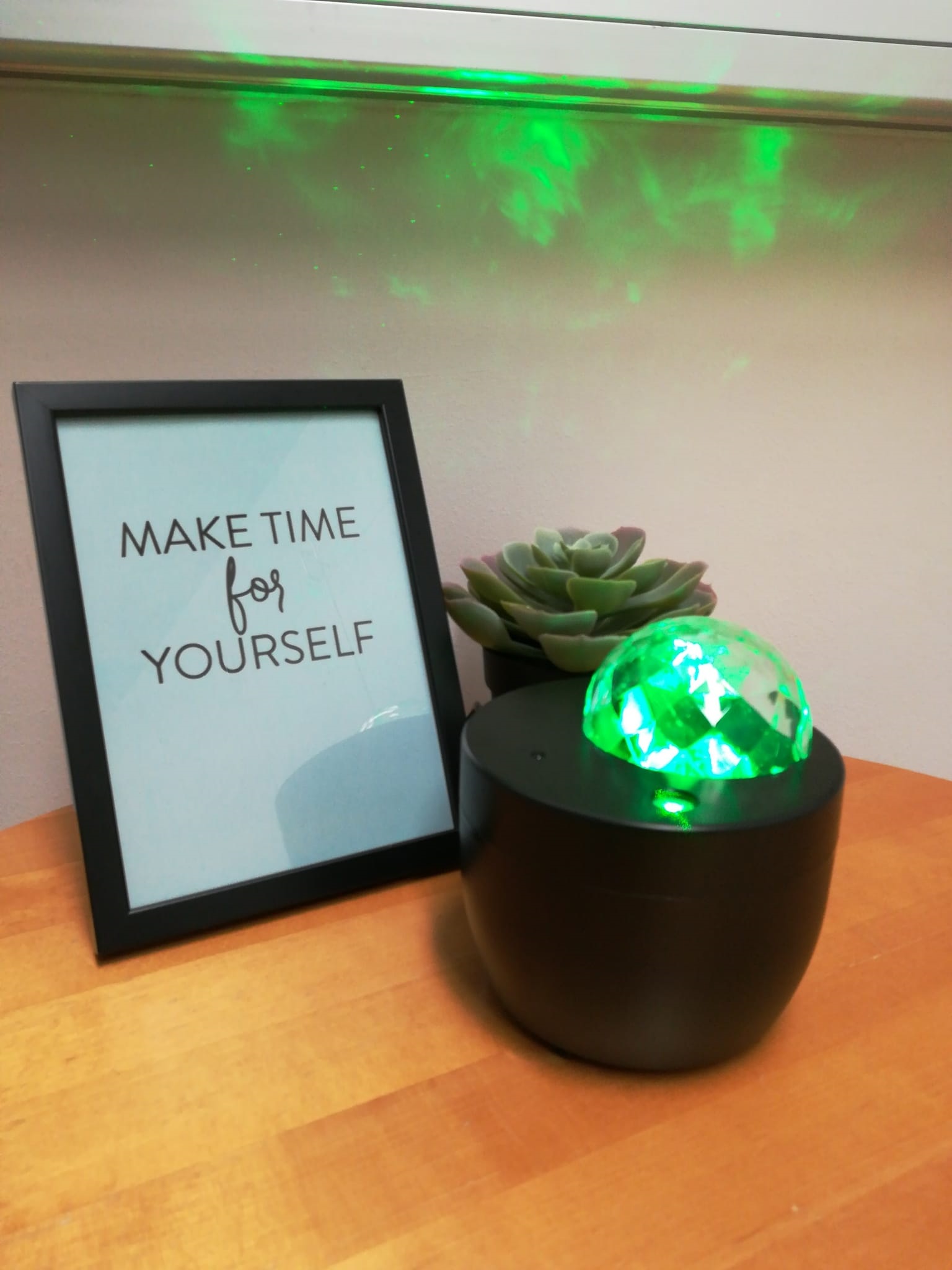 Taulu, jossa teksti: Make time for Yourself. Vieressä kasvi ja lamppu.