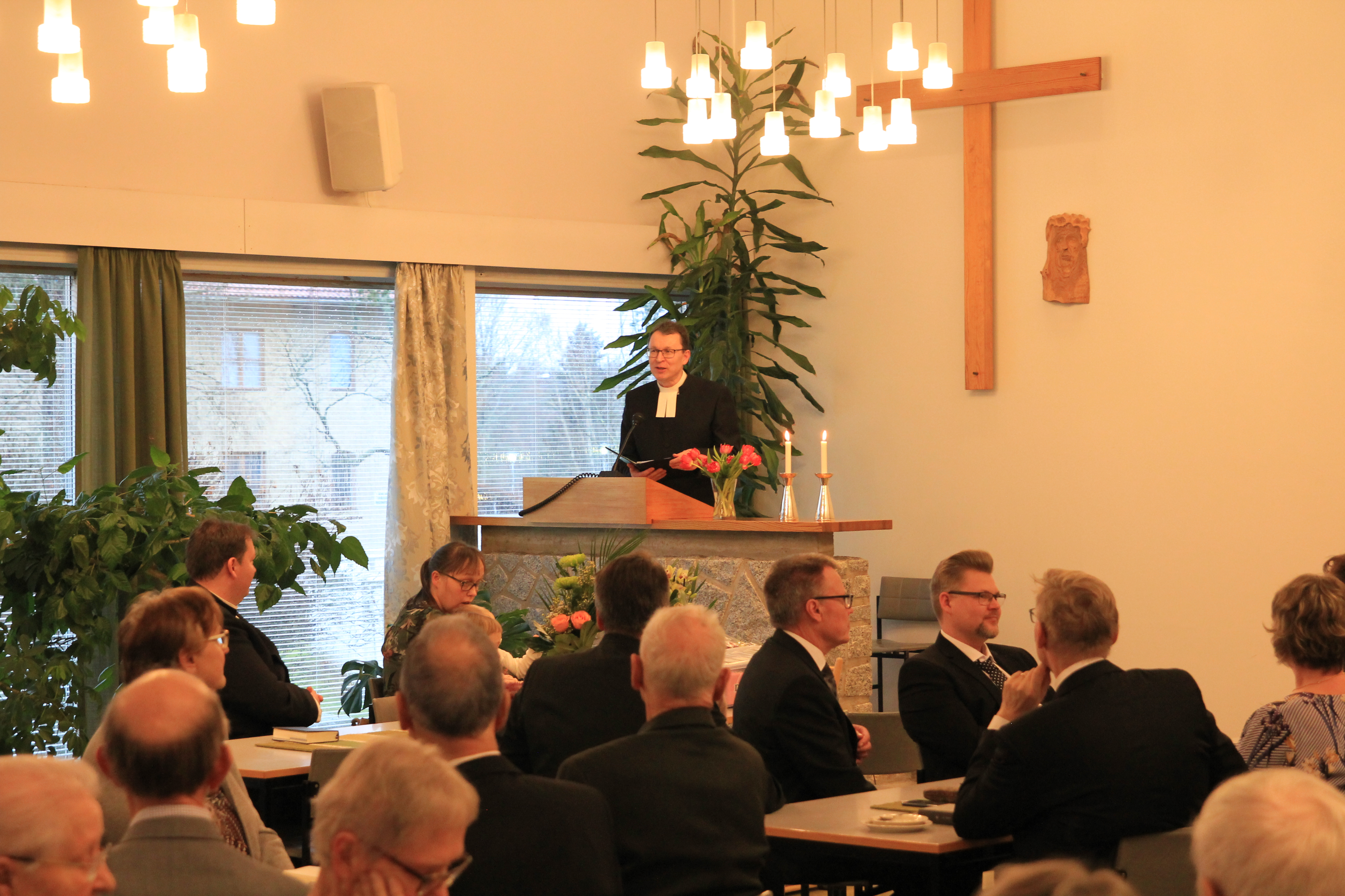 Tuore Kalannin kappalainen Jukka Kekki puhuu seurakuntakodin puhujan korokkeella