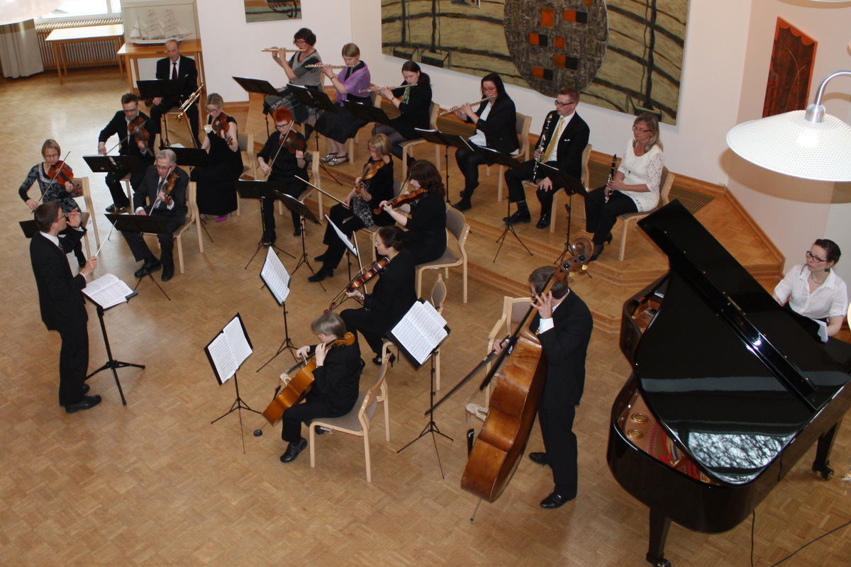 Andante-orkesteri harjoittelee  Ari Hirvosen johdolla.