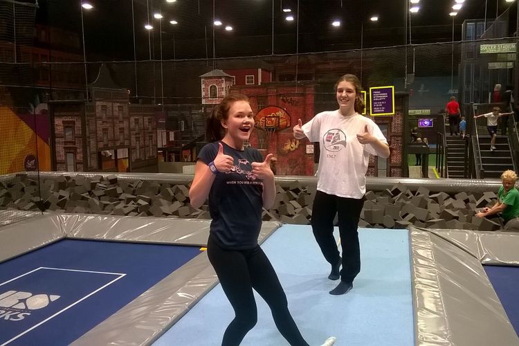Syksyn nuorten syysretken kuvaa superparkista