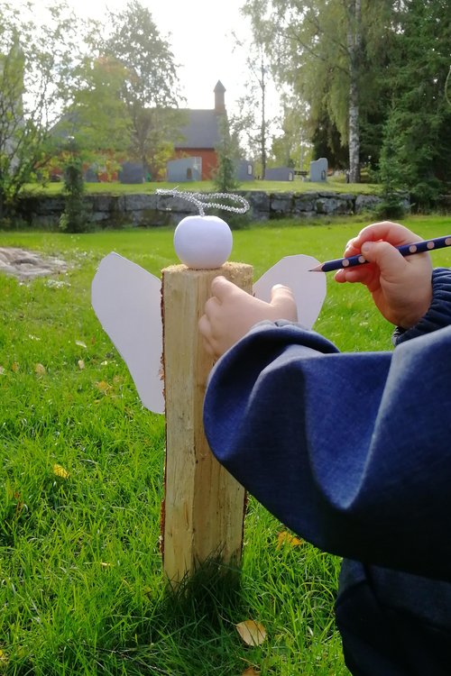 Perhepäivässä on tehty muun muassa puisia enkeleitä. Kuva: Suvi Teeri