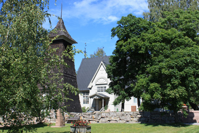 Kesäinen kuva Lokalahden kirkosta ja kellotornista
