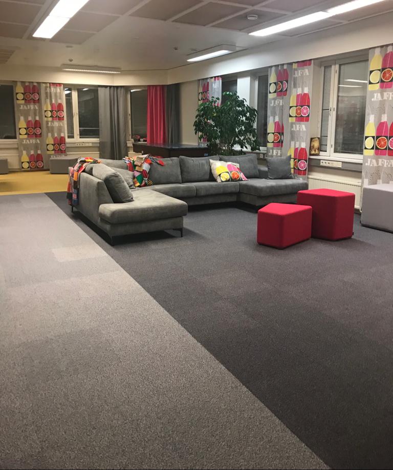 Nuorten tila, jossa mukava, kutsuva sohva ja värikkäät verhot
